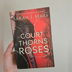 A Court of Thorns and Roses Paperback
